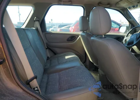 2002 Ford Escape Xls z USA, uszkodzony, nr VIN 1FMYU01182KD01293